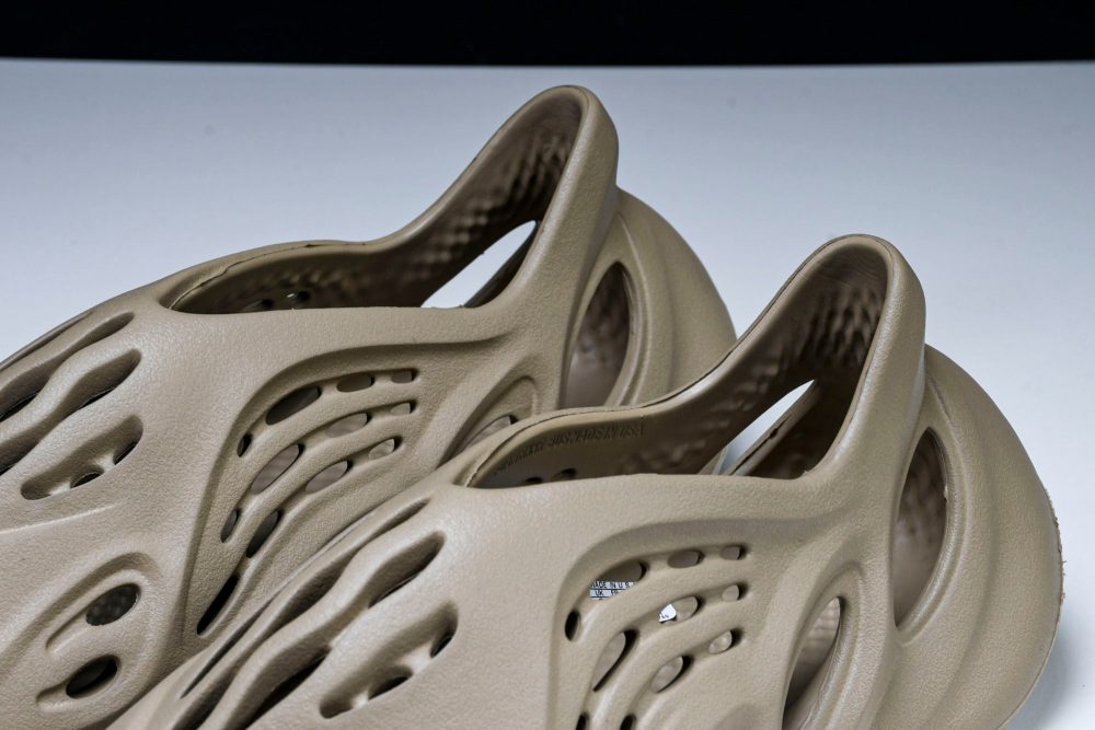 Yzy Foam RNNR 'Mist' - Image 14