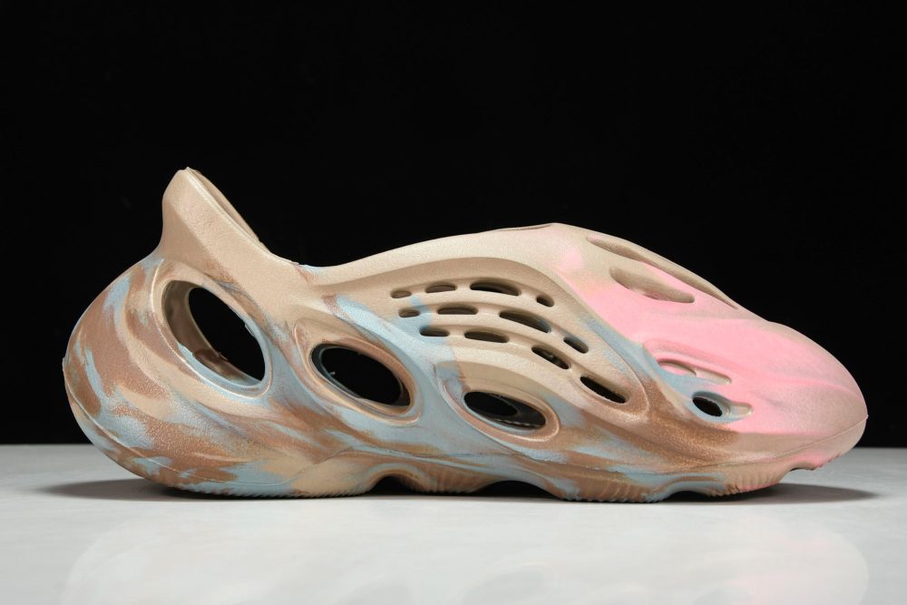 Yzy Foam RNNR 'MX Sand Grey' - Image 3
