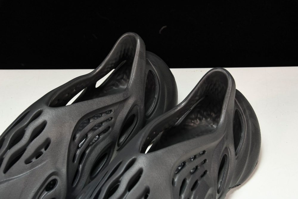 Yzy Foam RNNR 'Onyx' - Image 14