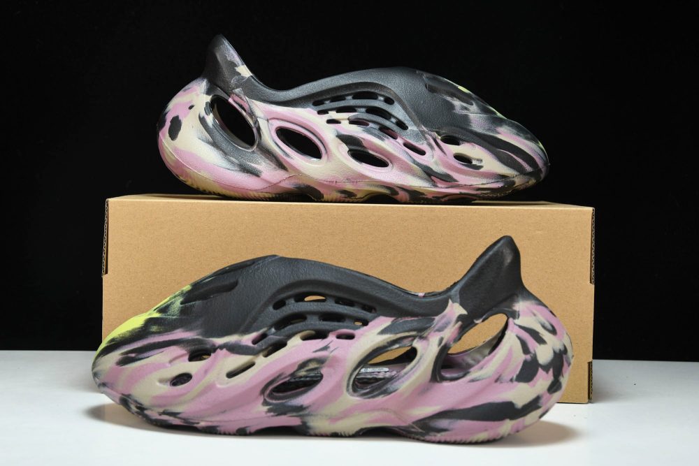Yzy Foam RNNR 'MX Carbon' - Image 20