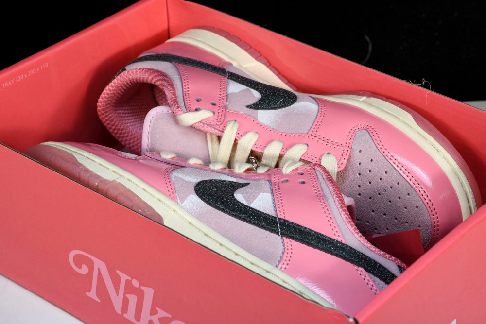 SB Dnk Low LX 'Barbie' - Image 22