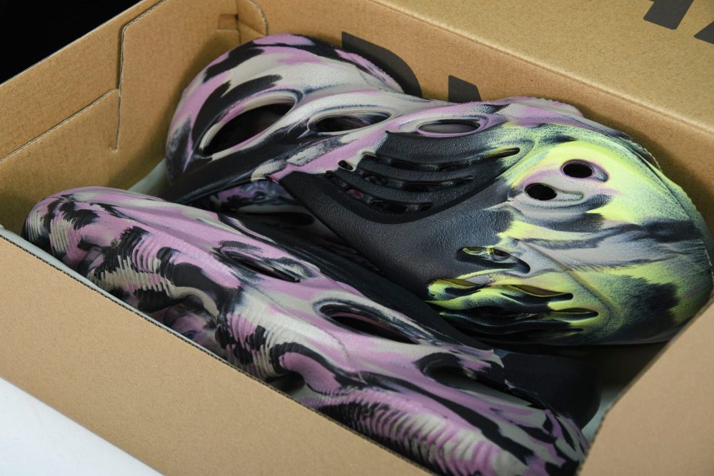 Yzy Foam RNNR 'MX Carbon' - Image 17