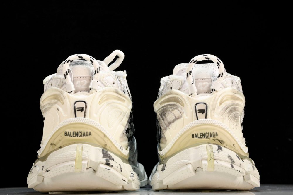 Runner 'White Graffiti' - Image 7