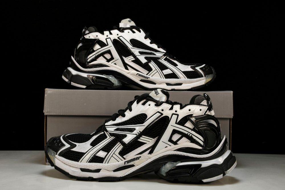 Runner 'White Black' - Image 21