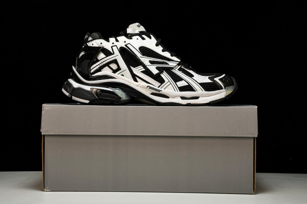 Runner 'White Black' - Image 22