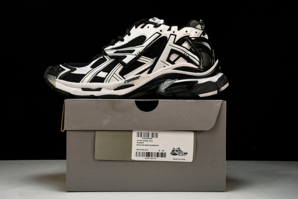 Runner 'White Black' - Image 24