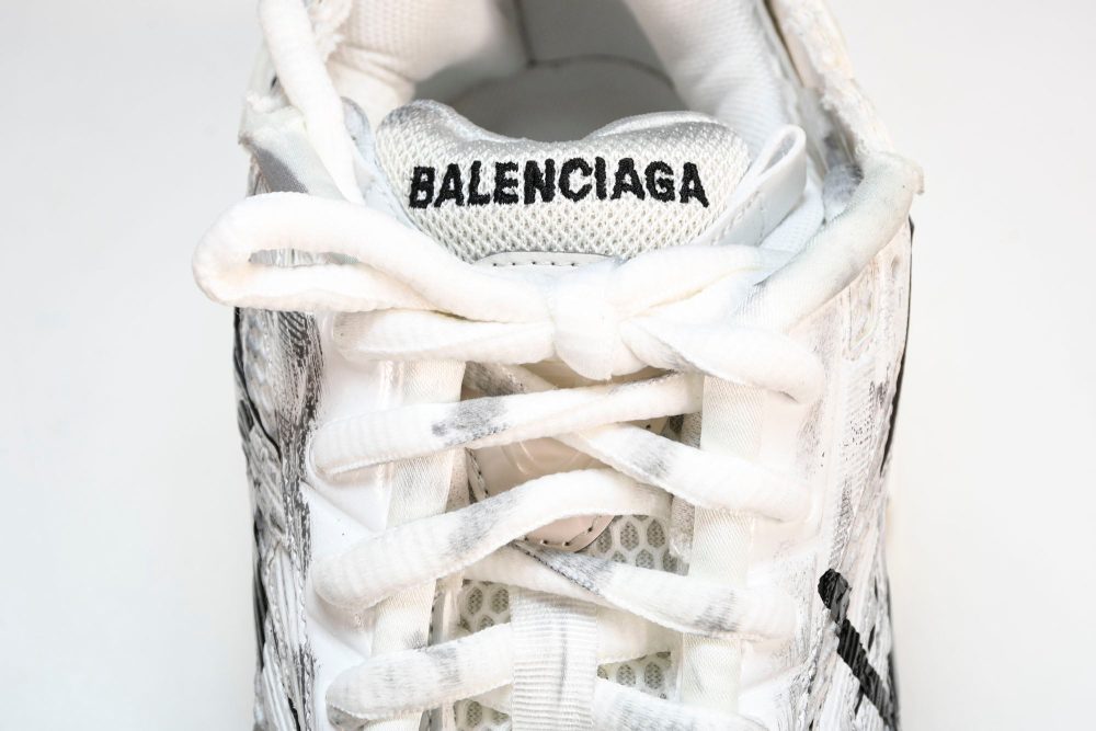 Runner 'White Graffiti' - Image 11
