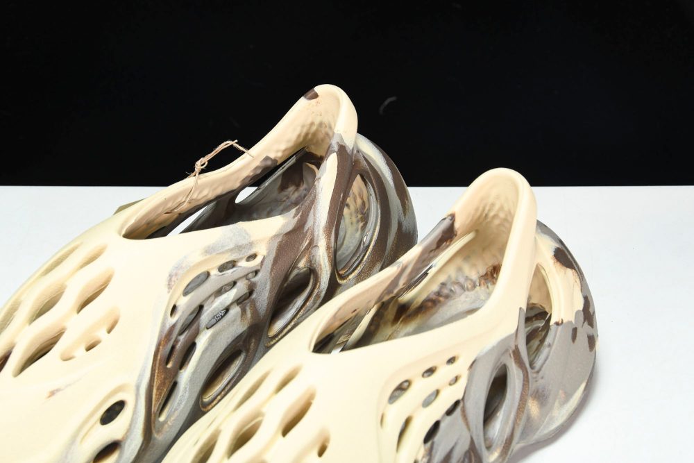 Yzy Foam RNNR 'MX Cream Clay' - Image 19