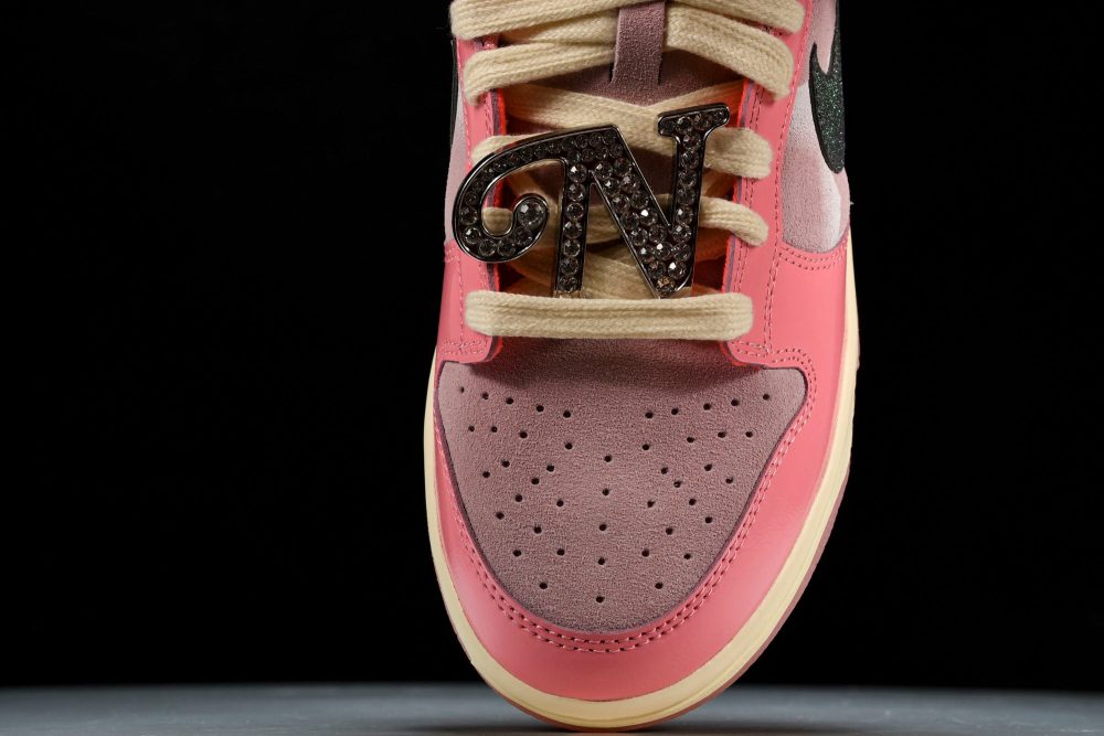 SB Dnk Low LX 'Barbie' - Image 6