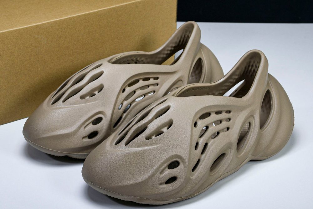 Yzy Foam RNNR 'Mist' - Image 16