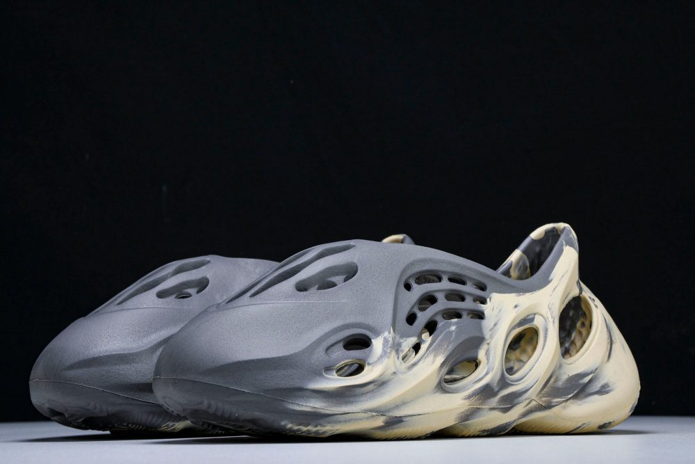 Yzy Foam RNNR 'MX Moon Grey' - Image 2