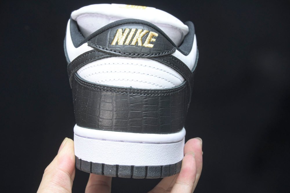 Supreme x SB Dnk Low Stars 'Black' - Image 32