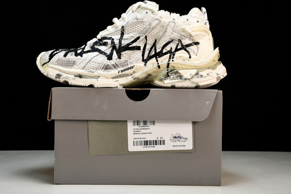 Runner 'White Graffiti' - Image 28