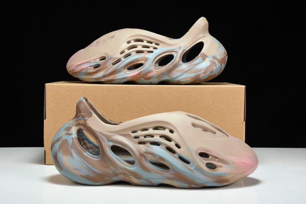 Yzy Foam RNNR 'MX Sand Grey' - Image 17