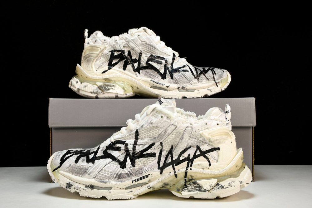 Runner 'White Graffiti' - Image 25