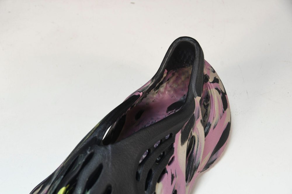 Yzy Foam RNNR 'MX Carbon' - Image 10