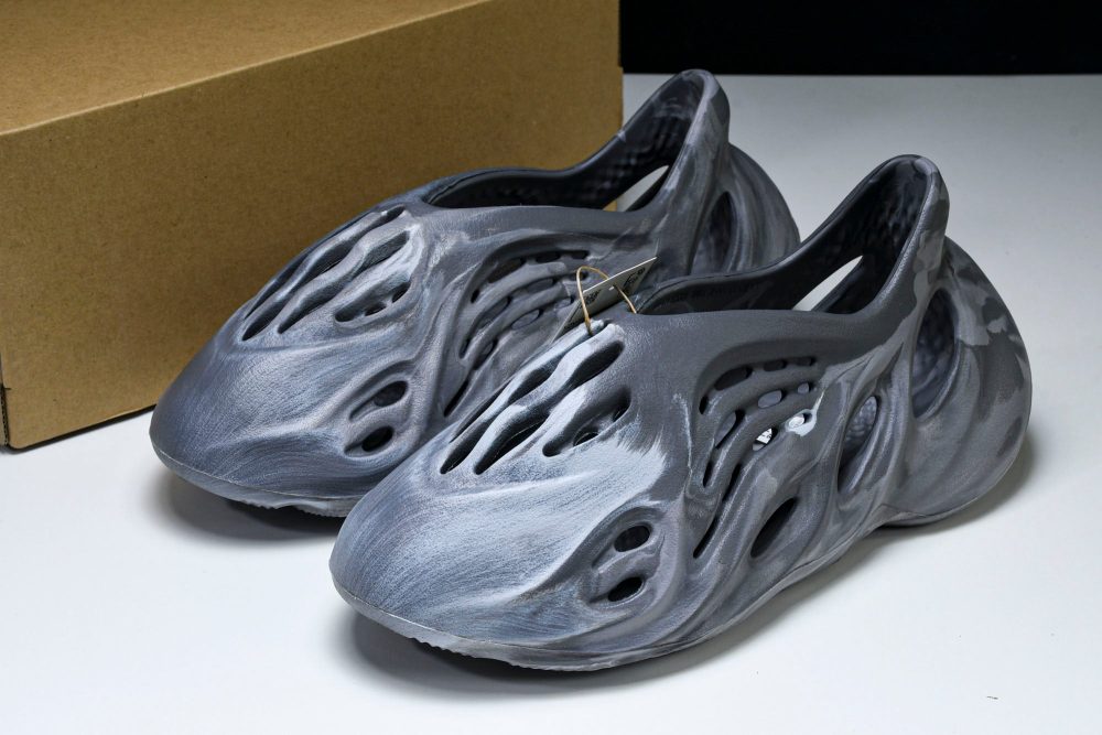 Yzy Foam RNNR 'MX Granite' - Image 17