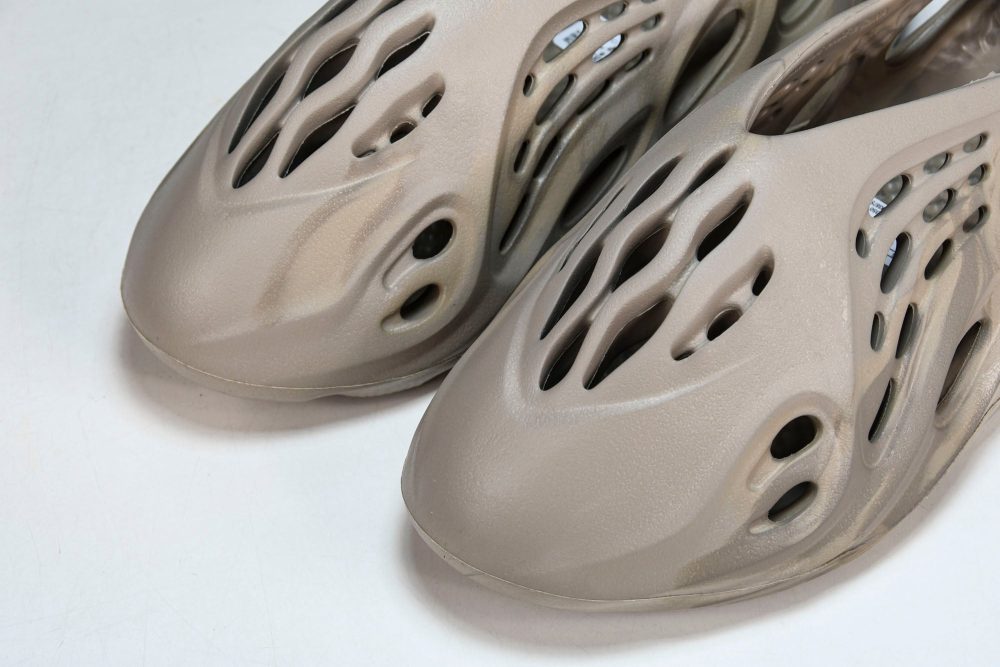 Yzy Foam RNNR 'Stone Sage' - Image 14