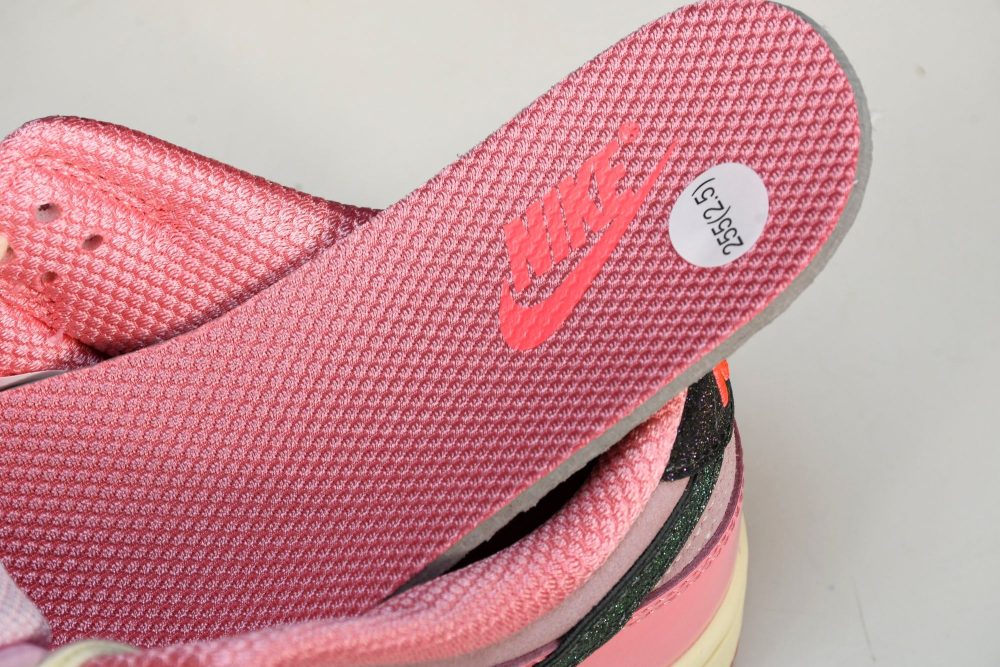 SB Dnk Low LX 'Barbie' - Image 15
