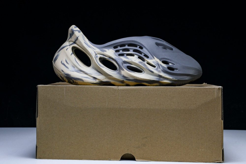 Yzy Foam RNNR 'MX Moon Grey' - Image 20