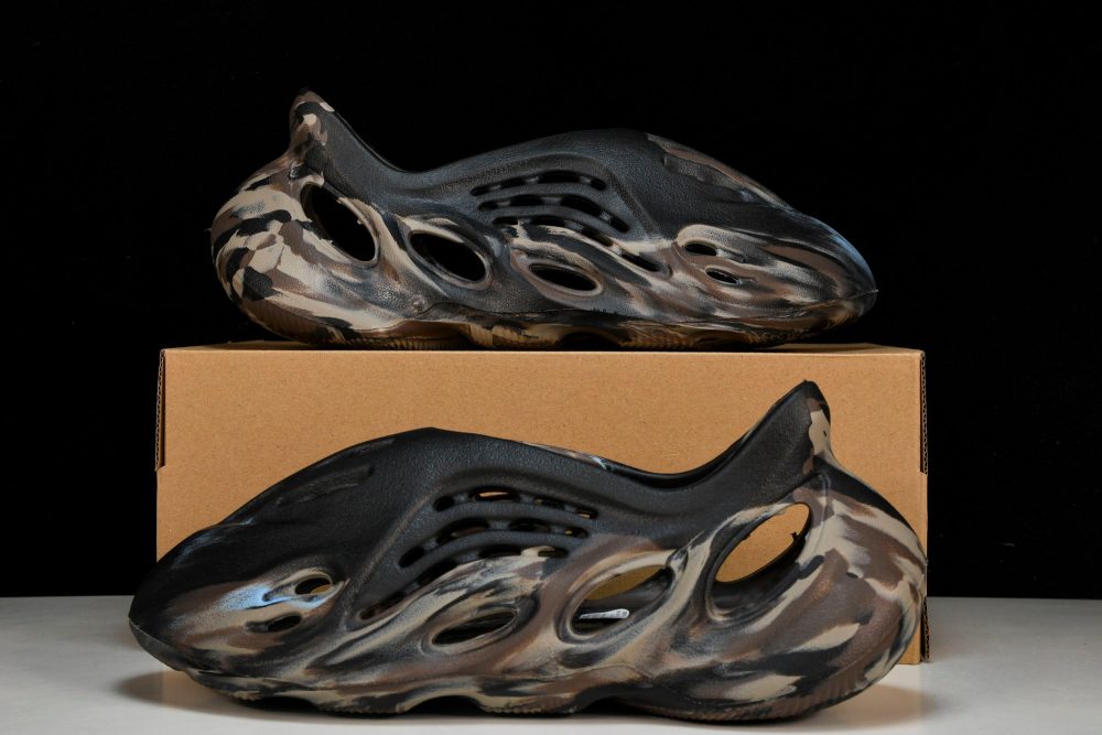 Yzy Foam RNNR 'MX Cinder' - Image 20