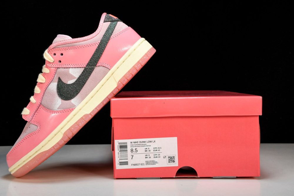 SB Dnk Low LX 'Barbie' - Image 25