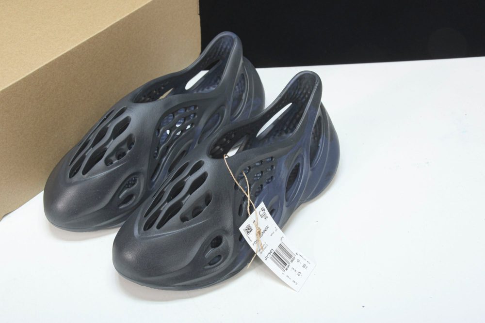 Yzy Foam RNNR 'Mineral Blue' - Image 15