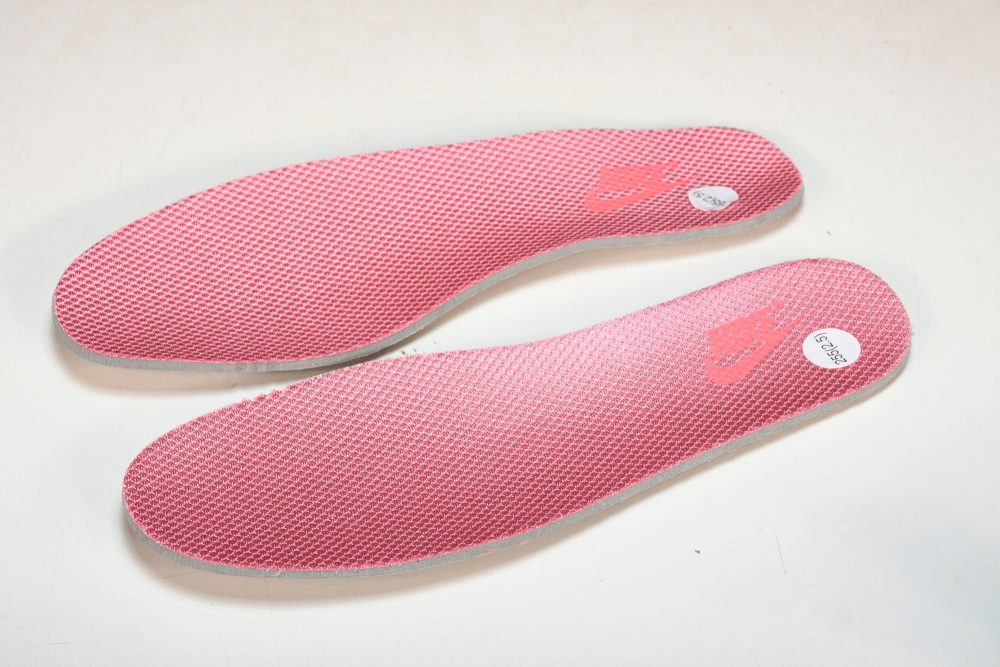 SB Dnk Low LX 'Barbie' - Image 17