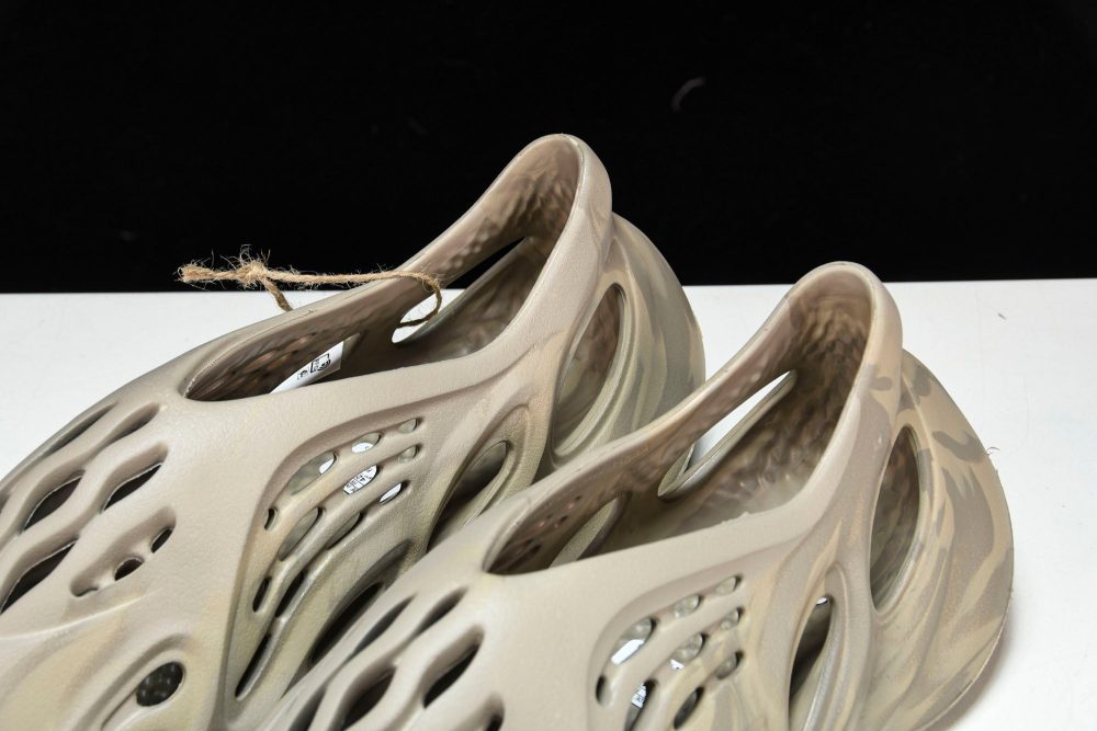 Yzy Foam RNNR 'Stone Sage' - Image 15