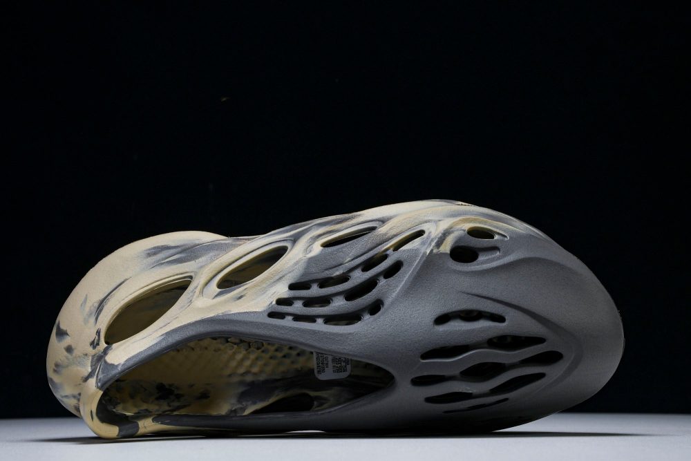 Yzy Foam RNNR 'MX Moon Grey' - Image 4
