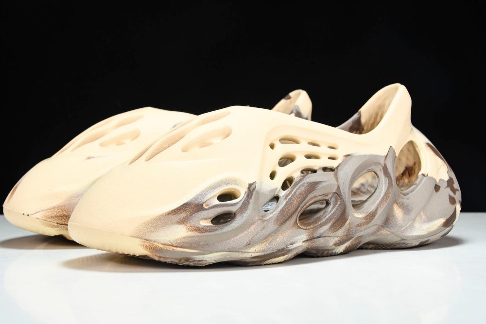 Yzy Foam RNNR 'MX Cream Clay' - Image 2