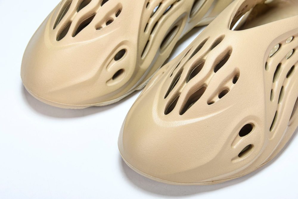 Yzy Foam RNNR 'Ochre' - Image 15
