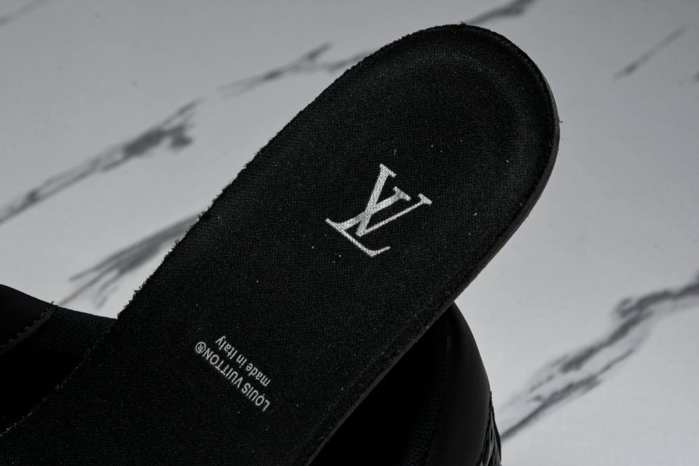 Louis Vuittоп Trainer Low 'Black Embossed Signature' - Image 13