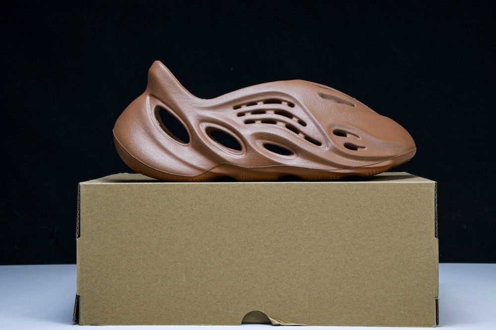 Yzy Foam RNNR 'Clay Red' - Image 19