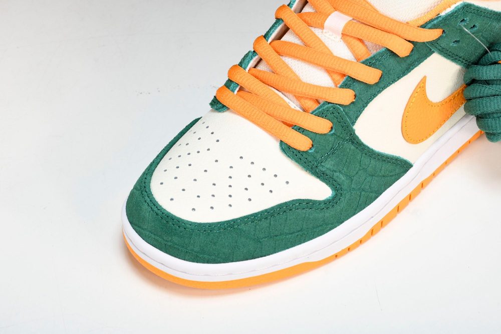 SB Dnk Low 'Legion Pine Kumquat' - Image 9
