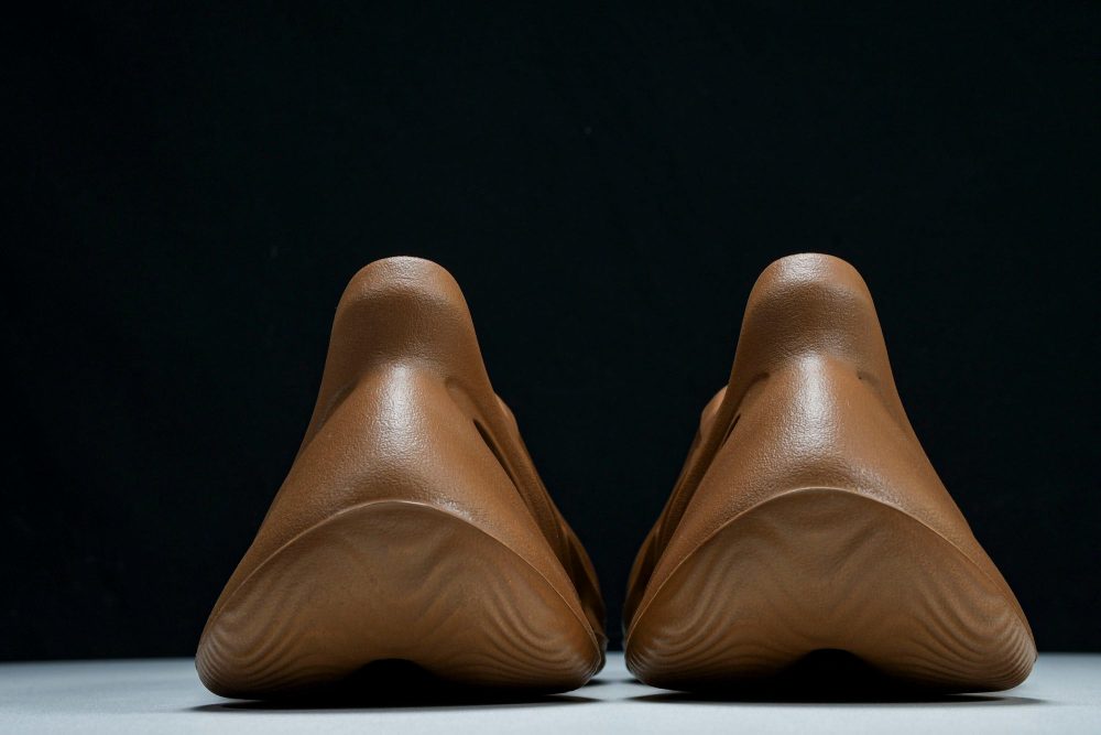 Yzy Foam RNNR 'Clay Red' - Image 7