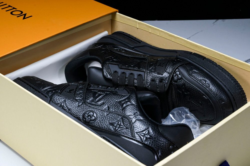 Louis Vuittоп Trainer Low 'Black Embossed Signature' - Image 26