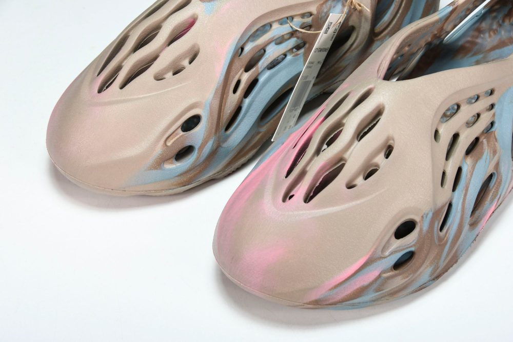 Yzy Foam RNNR 'MX Sand Grey' - Image 13