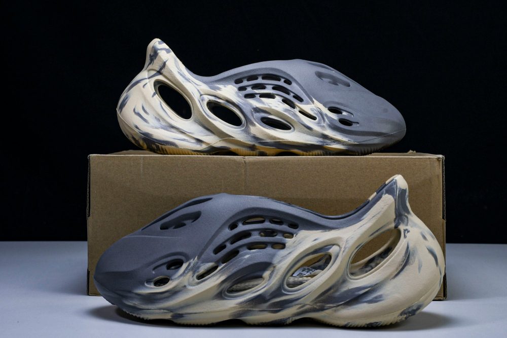 Yzy Foam RNNR 'MX Moon Grey' - Image 19