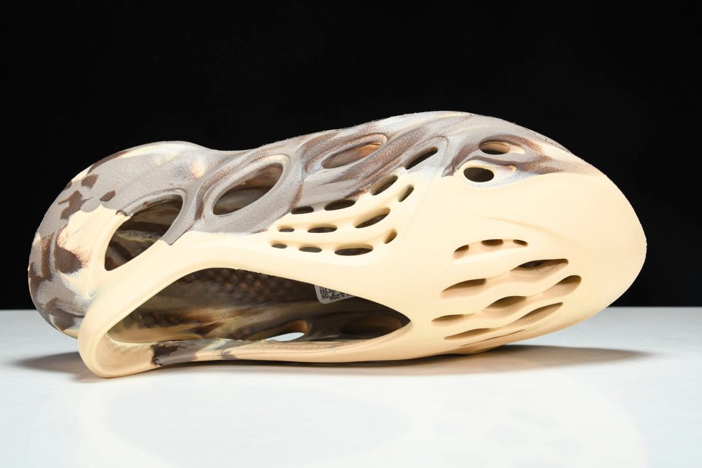 Yzy Foam RNNR 'MX Cream Clay' - Image 4