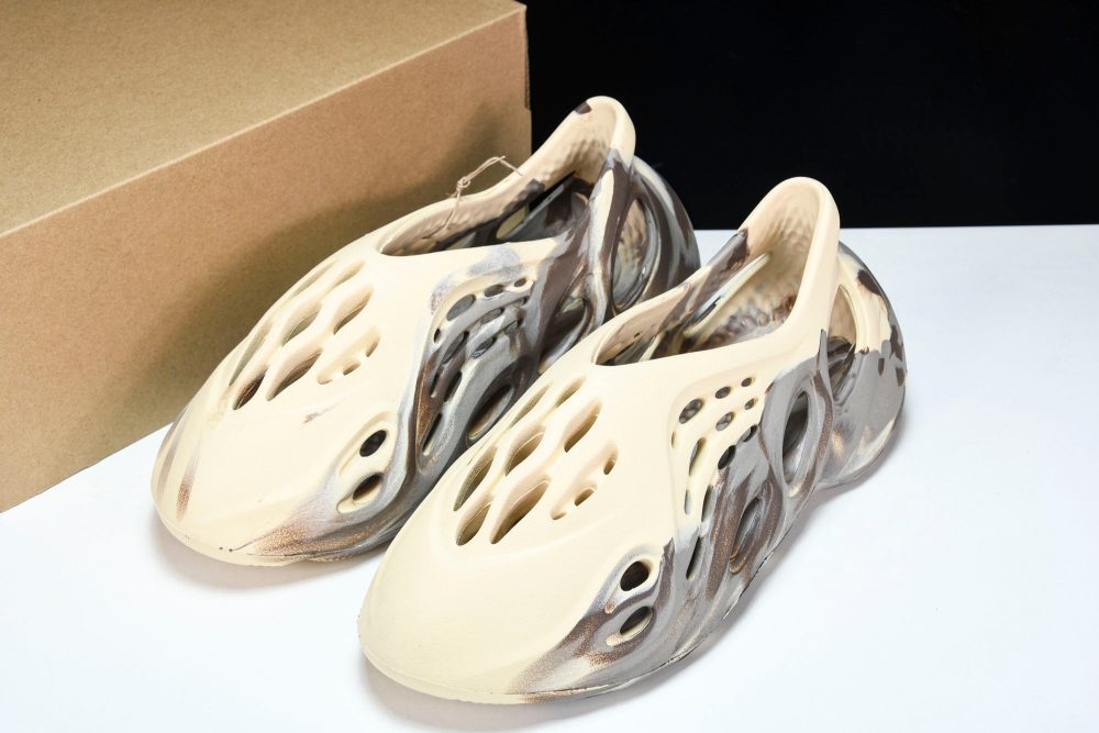Yzy Foam RNNR 'MX Cream Clay' - Image 20