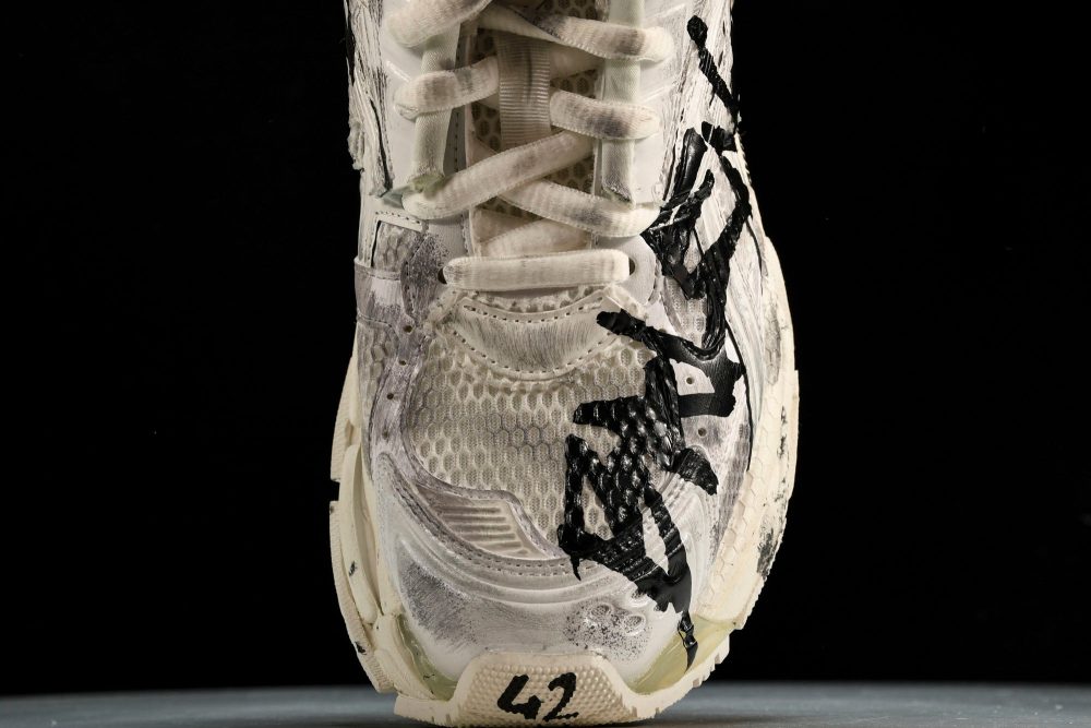 Runner 'White Graffiti' - Image 6