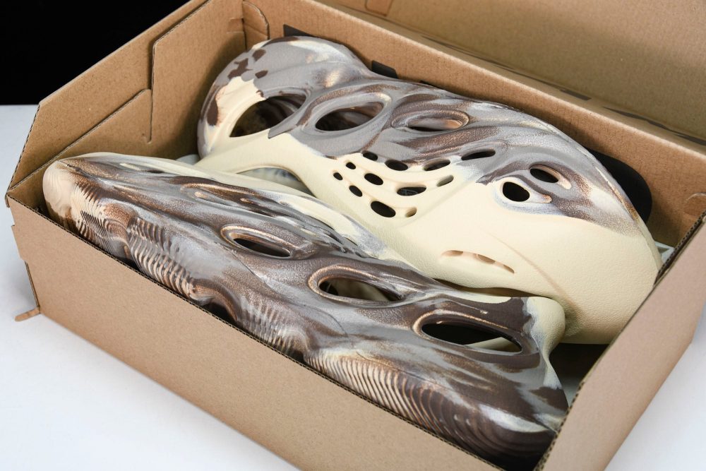 Yzy Foam RNNR 'MX Cream Clay' - Image 21
