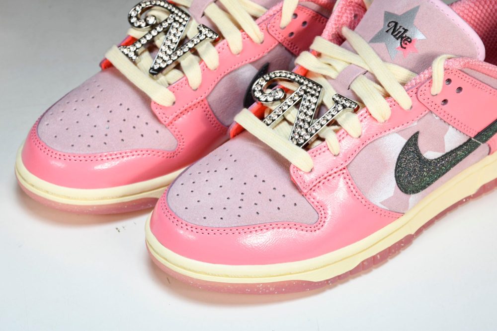 SB Dnk Low LX 'Barbie' - Image 19