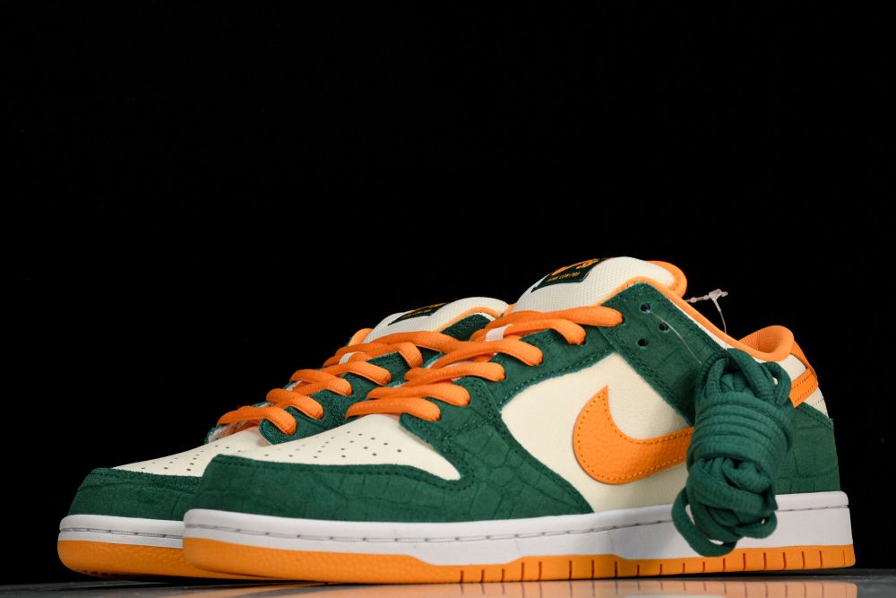 SB Dnk Low 'Legion Pine Kumquat' - Image 2