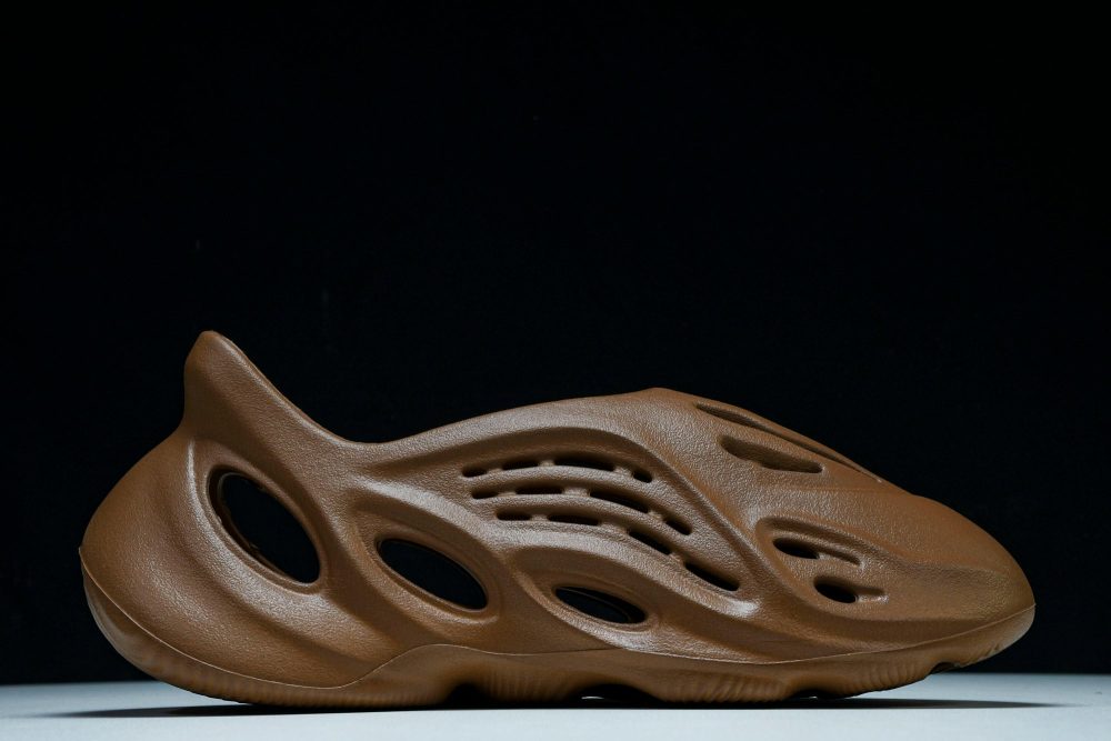 Yzy Foam RNNR 'Clay Red' - Image 3