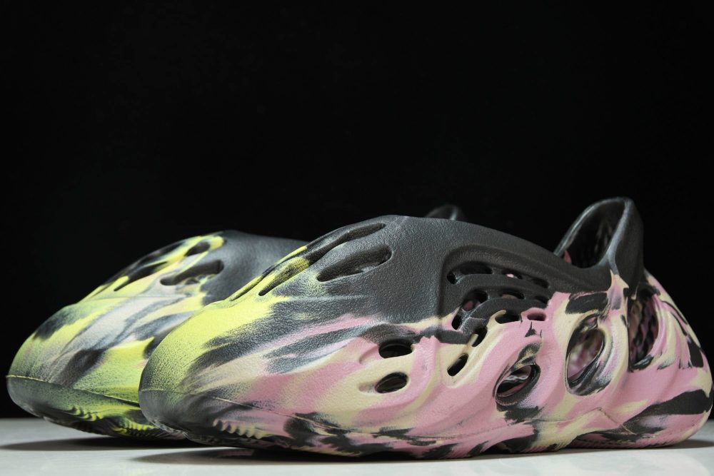Yzy Foam RNNR 'MX Carbon' - Image 2