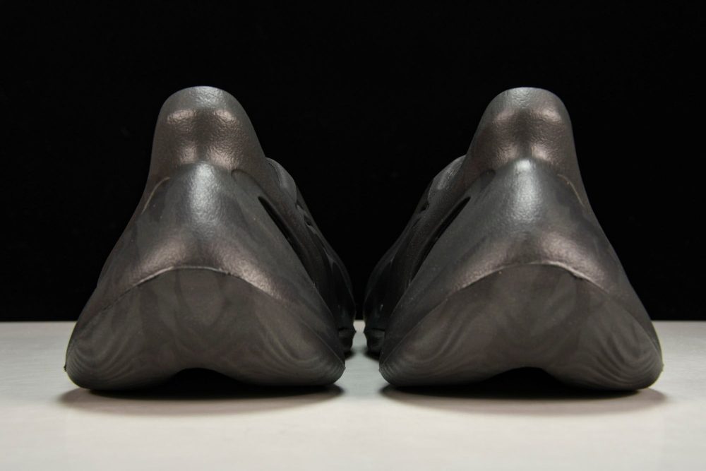Yzy Foam RNNR 'Onyx' - Image 7