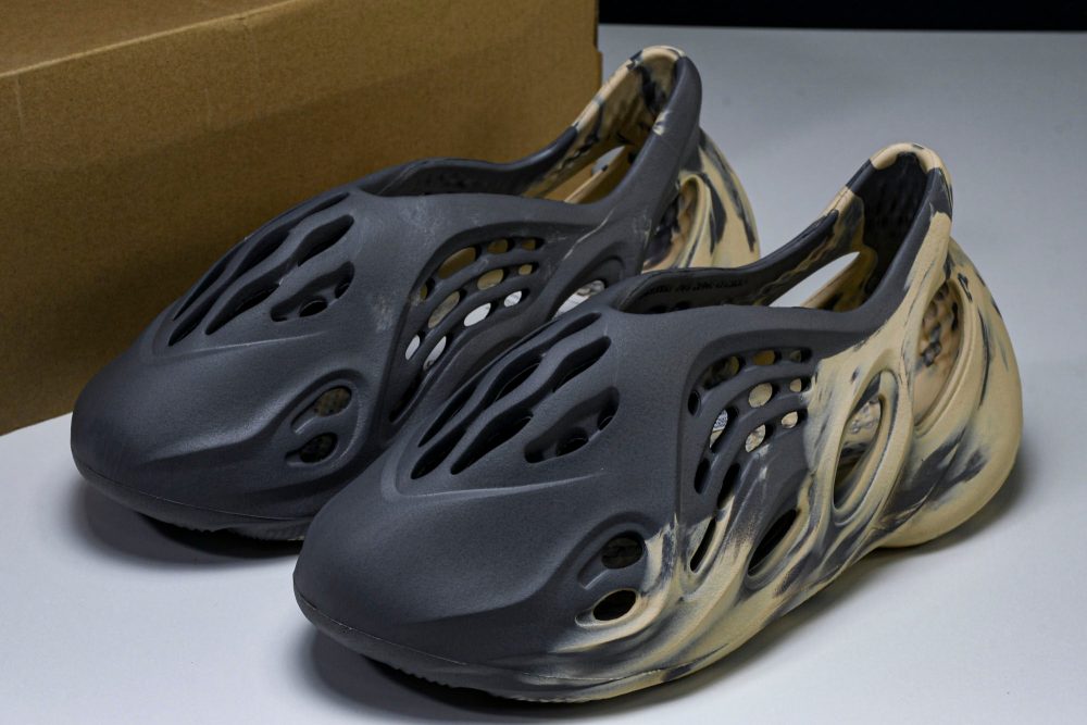 Yzy Foam RNNR 'MX Moon Grey' - Image 16