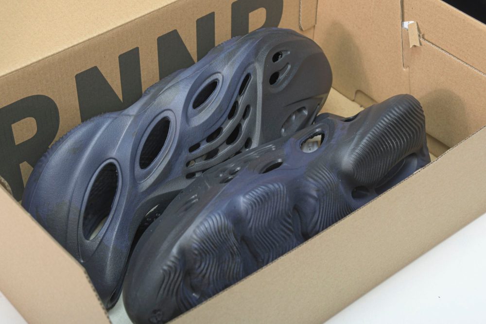 Yzy Foam RNNR 'Mineral Blue' - Image 16